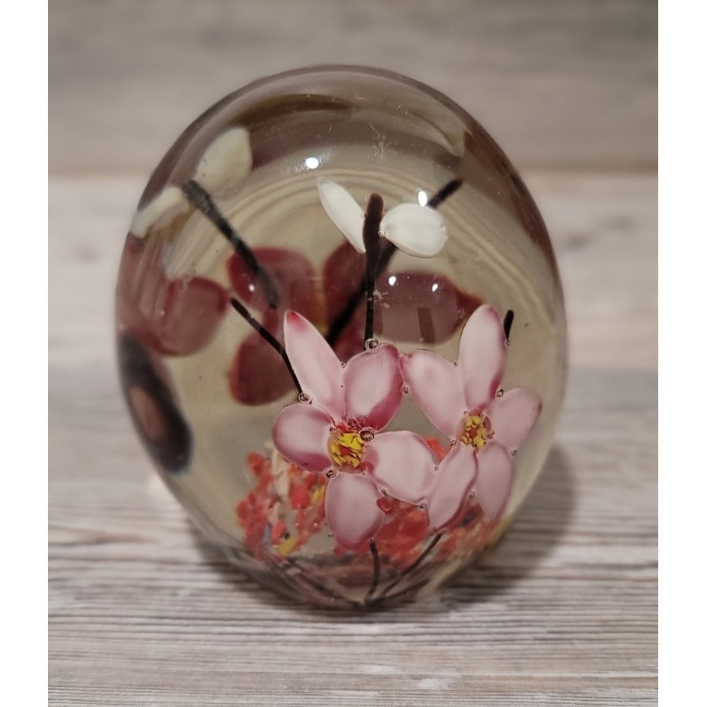 Paper weight art glass with flowers 1.9oz no chips egg shape